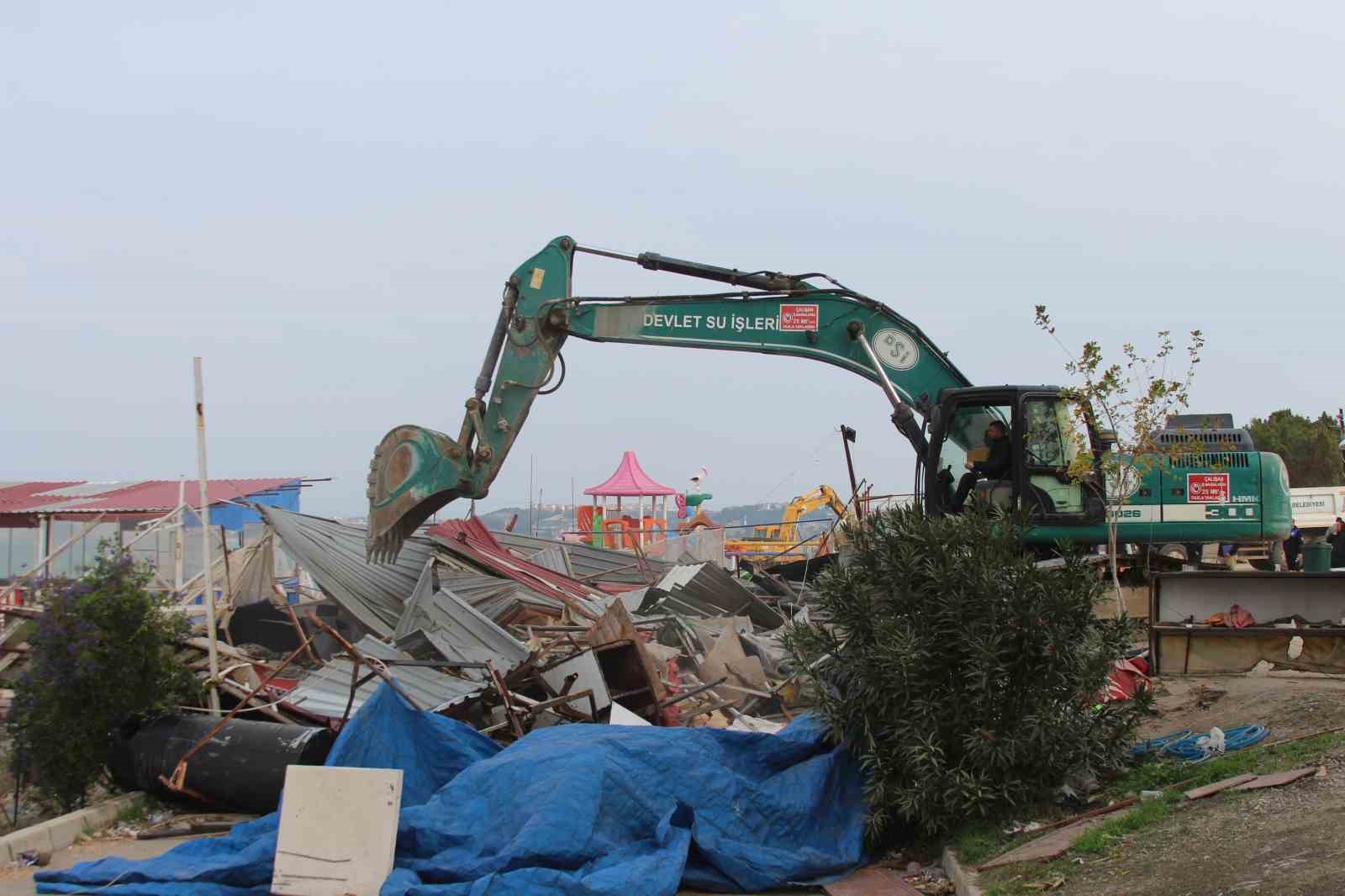 Adana&rsquo;da yıkım gerginliği bitti: Kep&ccedil;eler yıkıma başladı
