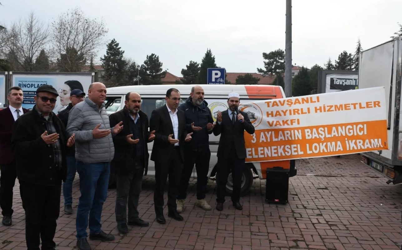 Tavşanlı protokol&uuml; ve vatandaşlar lokma etkinliğinde buluştu
