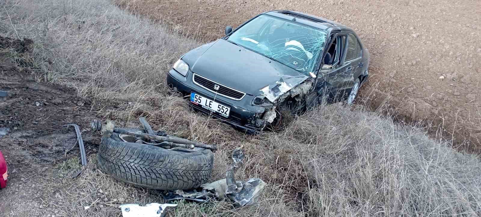 Tokat’ta iki otomobil kafa kafaya çarpıştı: 3 yaralı