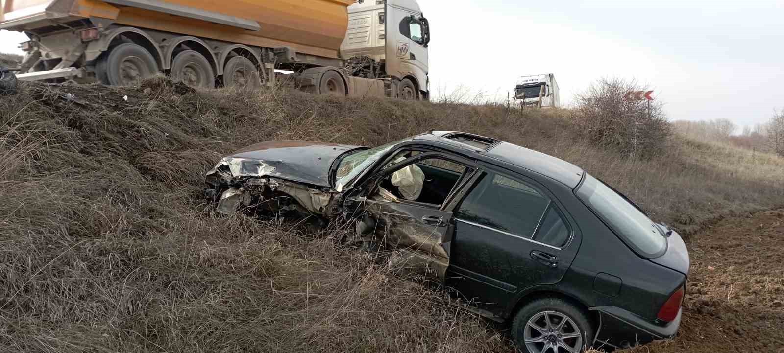 Tokat’ta iki otomobil kafa kafaya çarpıştı: 3 yaralı