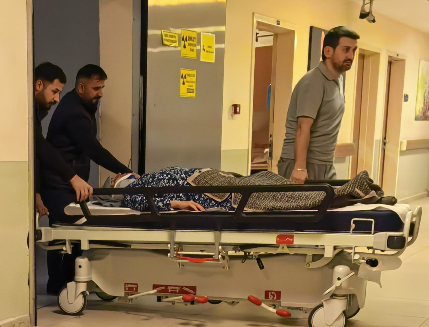 Bariyere &ccedil;arpan otomobildeki 2 kişi yaralandı
