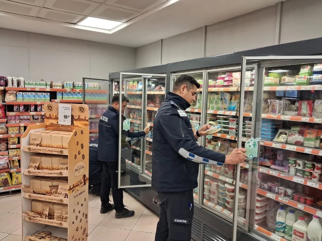 Germencik’te zabıta ekipleri zincir marketlerde denetim gerçekleştirdi