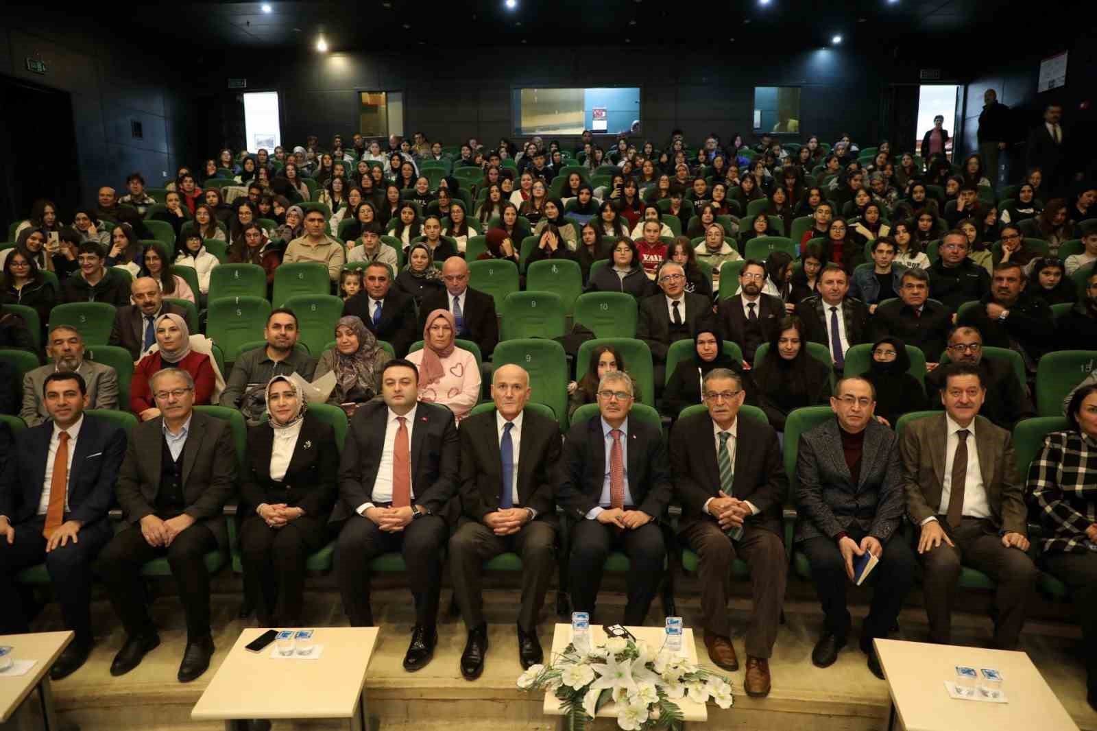 Vali Çelik: "Edebiyat yalnızca okuma alışkanlığı kazandırmaz, aynı zamanda düşünmeyi mümkün kılan güçlü bir alandır"