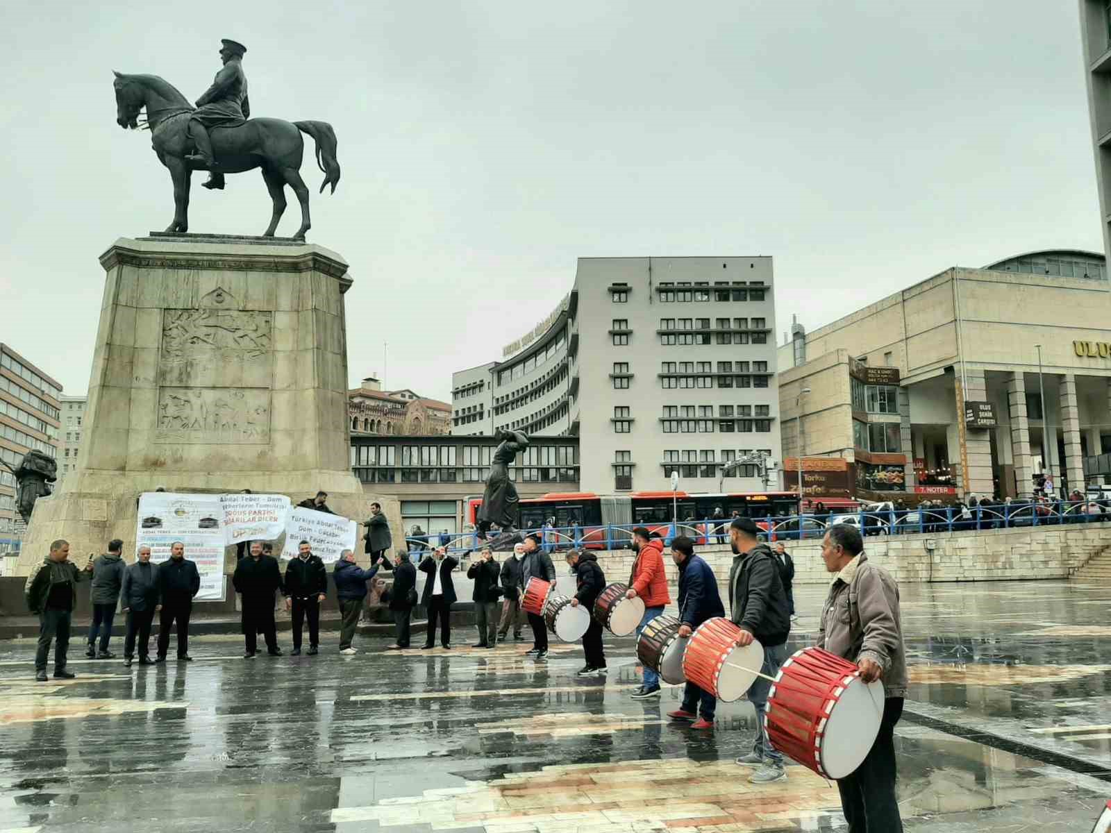 Abdallar Domlar Birliği Federasyonu, kuruluş ve tanıtım programı öncesinde davul ve zurna eşliğinde seslerini duyurmaya çalıştı