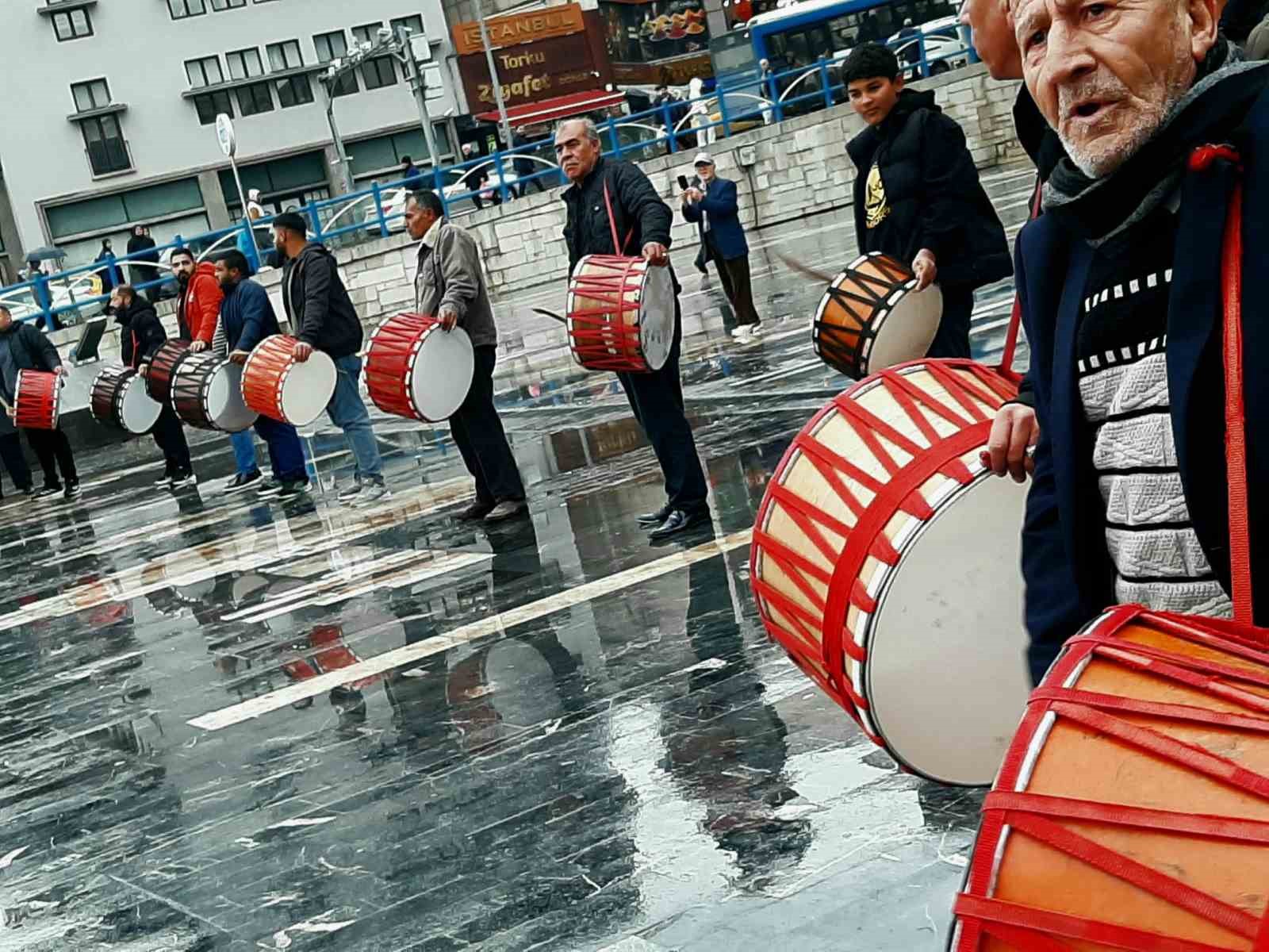 Abdallar Domlar Birliği Federasyonu, kuruluş ve tanıtım programı &ouml;ncesinde davul ve zurna eşliğinde seslerini duyurmaya &ccedil;alıştı
