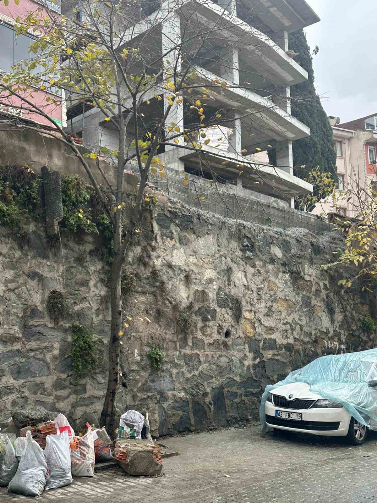 Eyüpsultan’da inşaattaki çalışma park halindeki araca zarar verdi