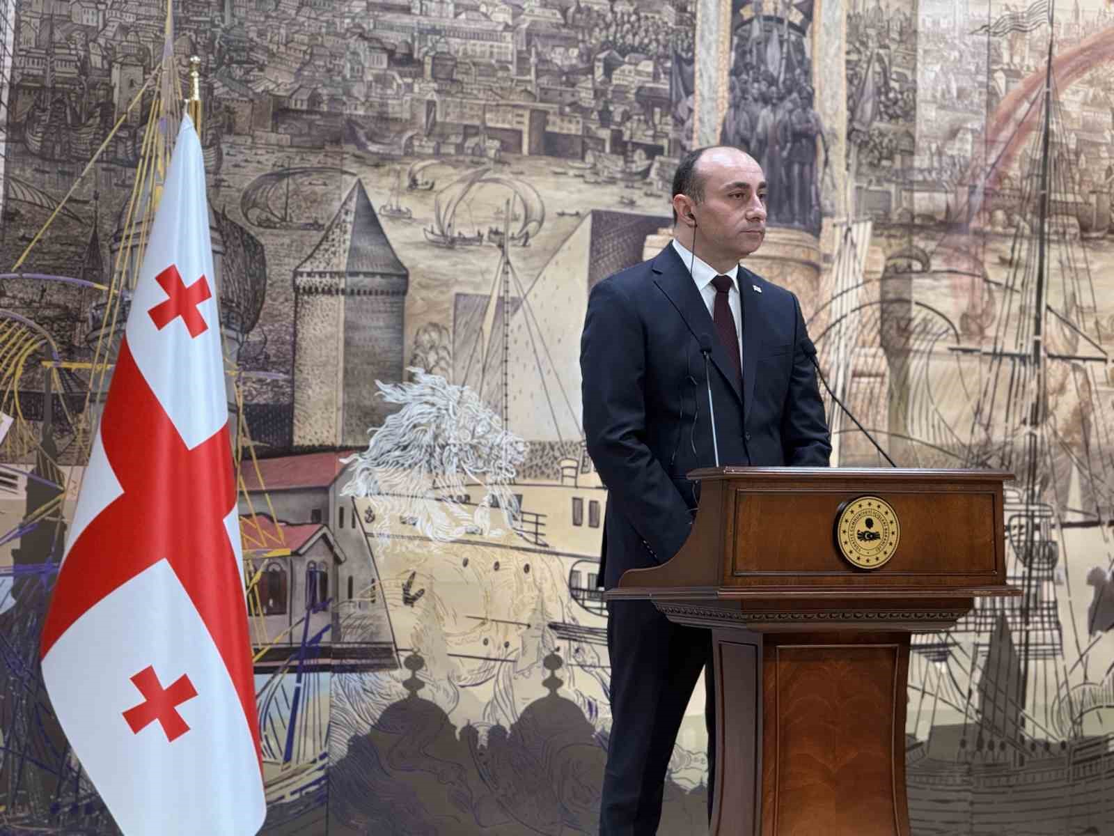 "Kabine d&ouml;nemimizde 58 farklı &uuml;lkeden kırmızı b&uuml;ltenle aranan 588 su&ccedil;lu T&uuml;rkiye&rsquo;ye getirildi"
