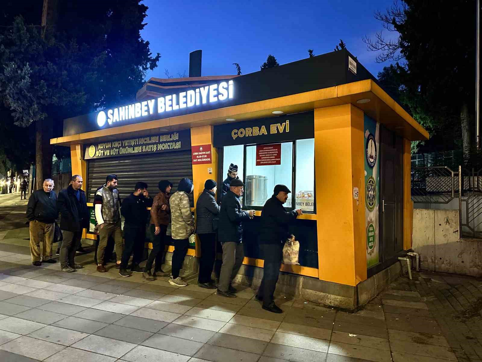 Şahinbey Belediyesi&rsquo;nden vatandaşın i&ccedil;ini ısıtan ikram
