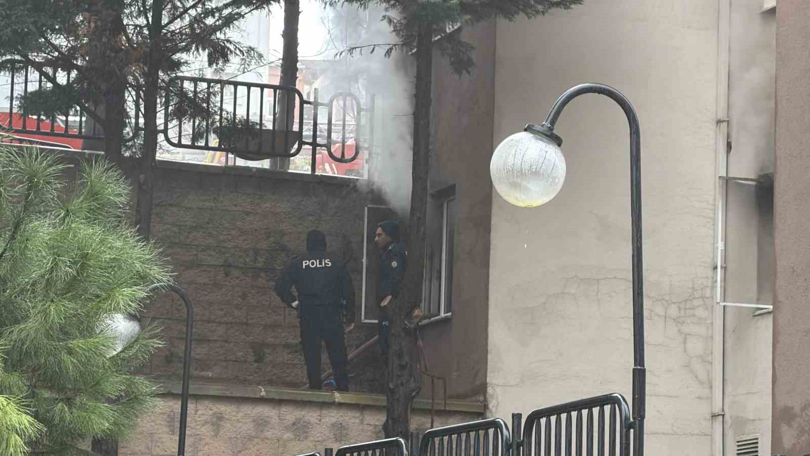 Arnavutk&ouml;y&rsquo;de Kiptaş konutlarında yangın paniği blok boşaltıldı
