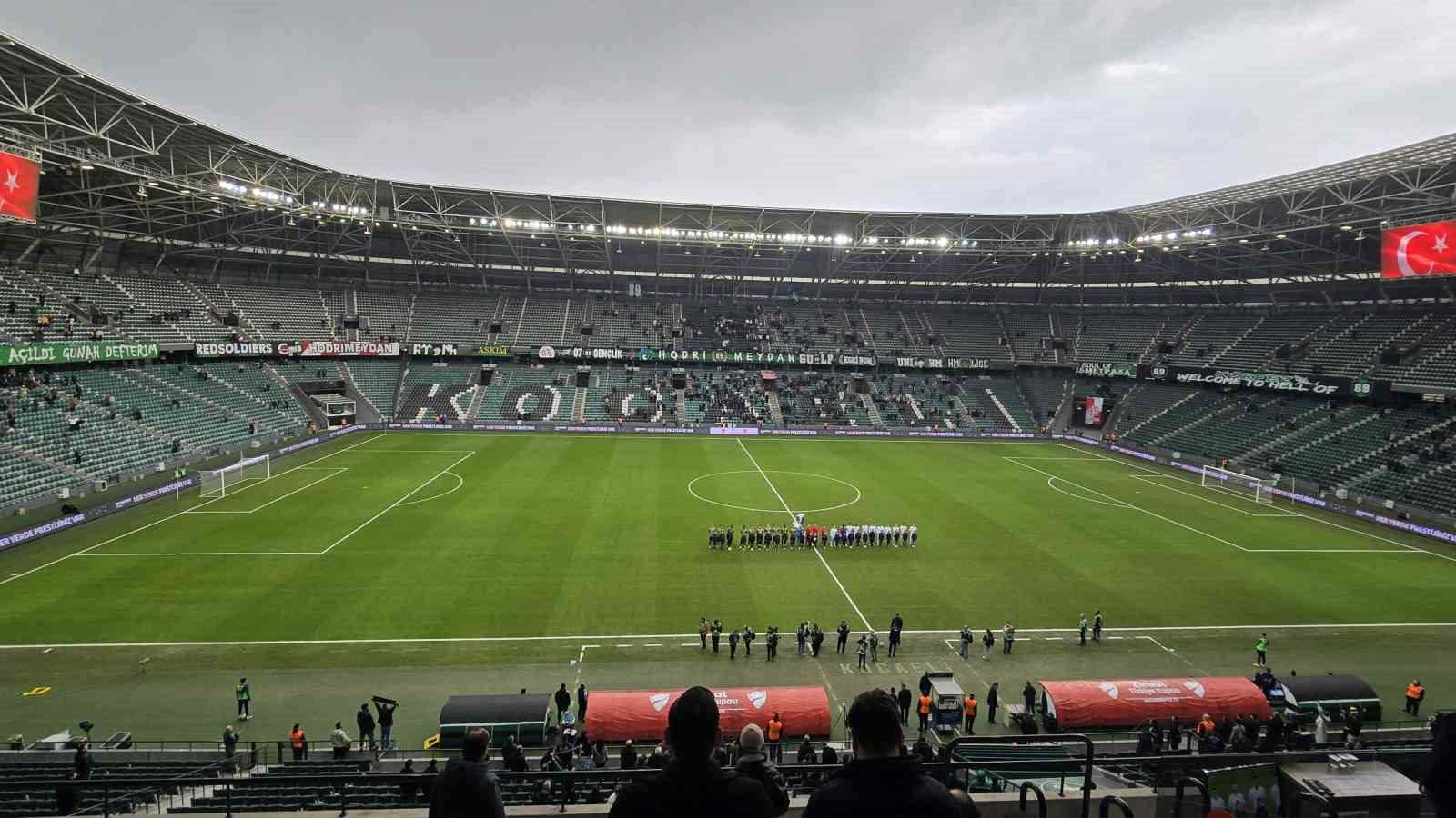 Kocaelispor-Erzurumspor ma&ccedil;ında takımlar sahaya Filistin pankartıyla &ccedil;ıktı
