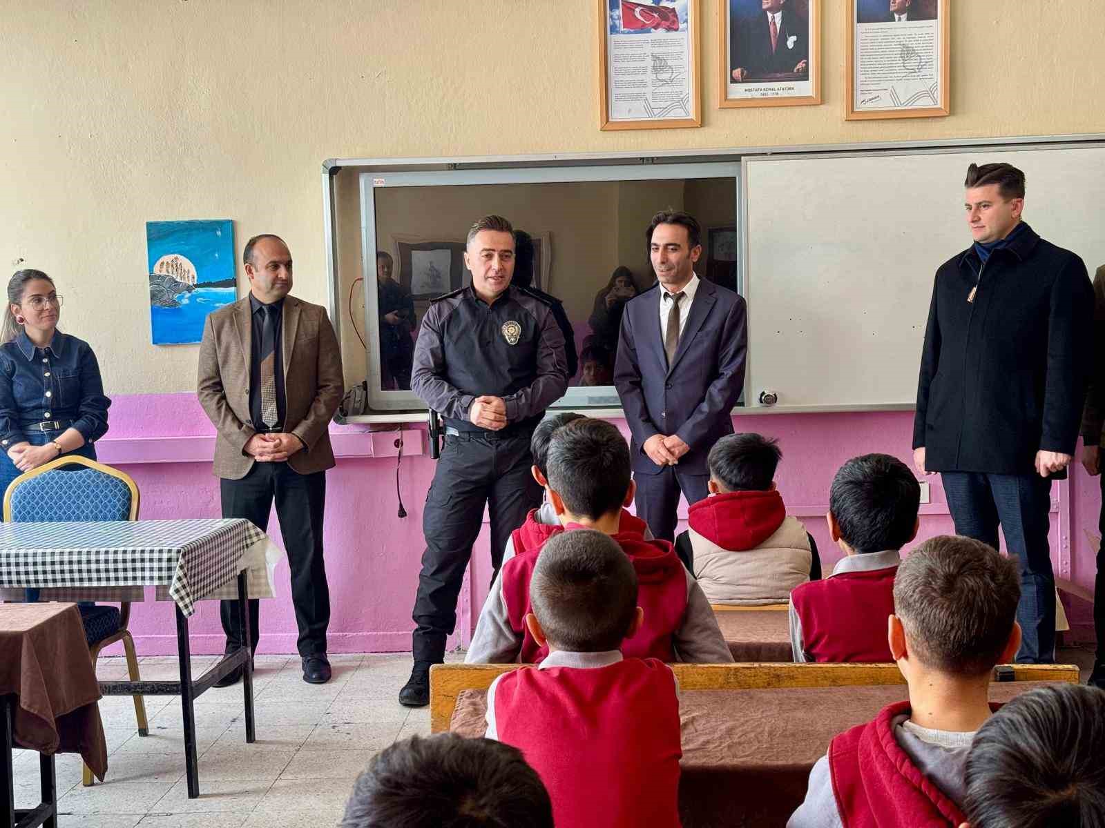 Ağrı&rsquo;da emniyet personelinden minik y&uuml;reklere kışlık bot
