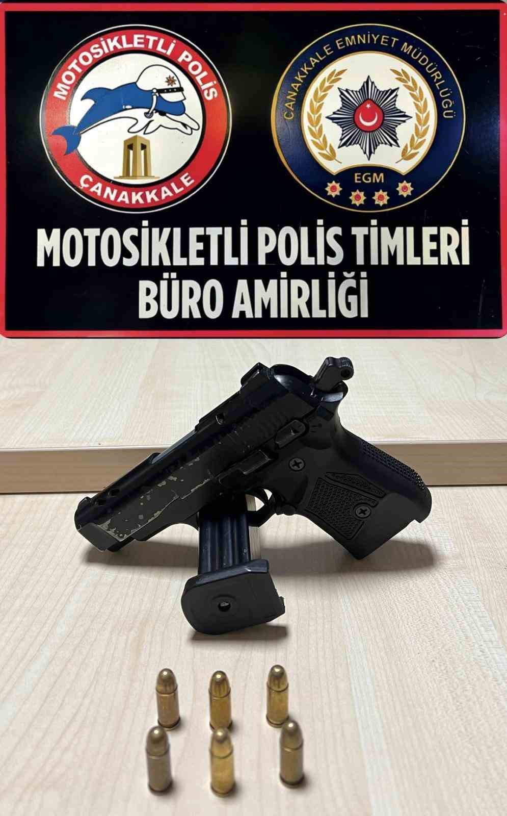 &Ccedil;anakkale&rsquo;de ger&ccedil;ekleştirilen denetimlerde 2 ş&uuml;pheli tutuklandı
