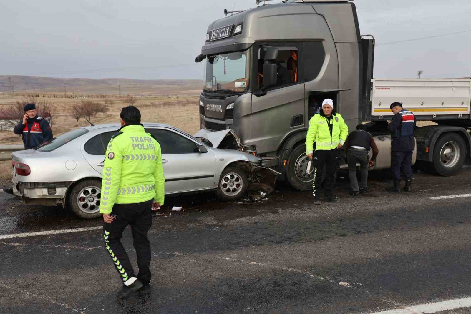 Otomobille tır kafa kafaya çarpıştı: 1 ölü 1’i ağır 3 yaralı