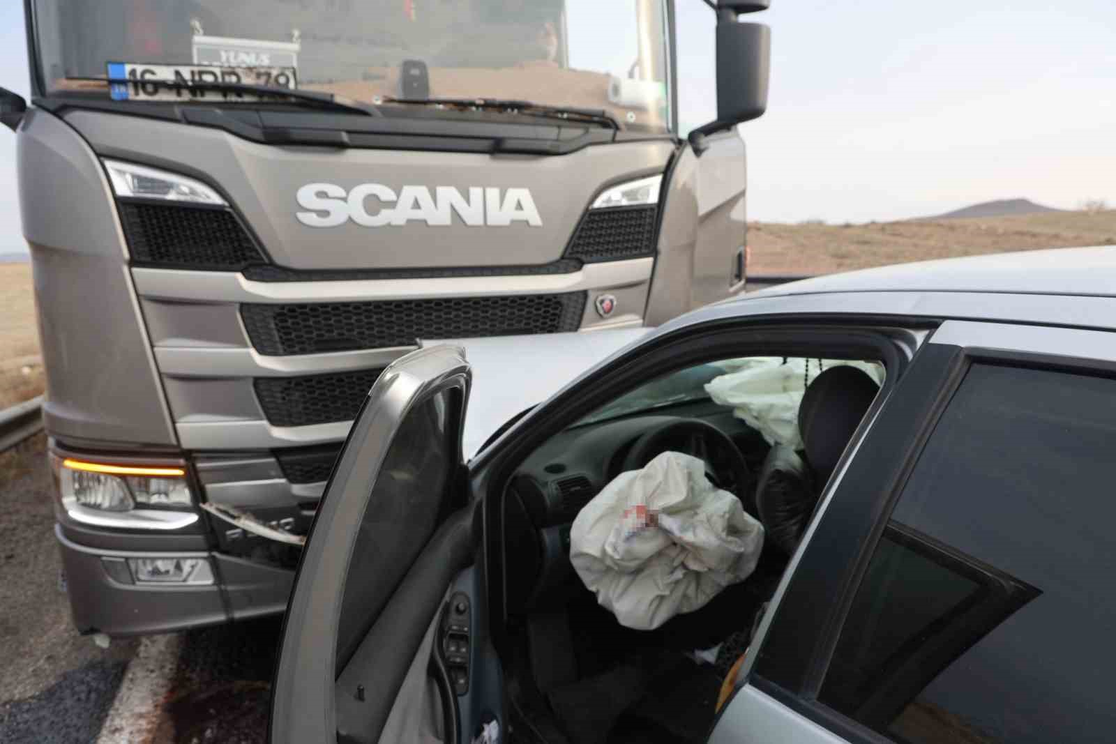 Otomobille tır kafa kafaya &ccedil;arpıştı: 1 &ouml;l&uuml; 1&rsquo;i ağır 3 yaralı
