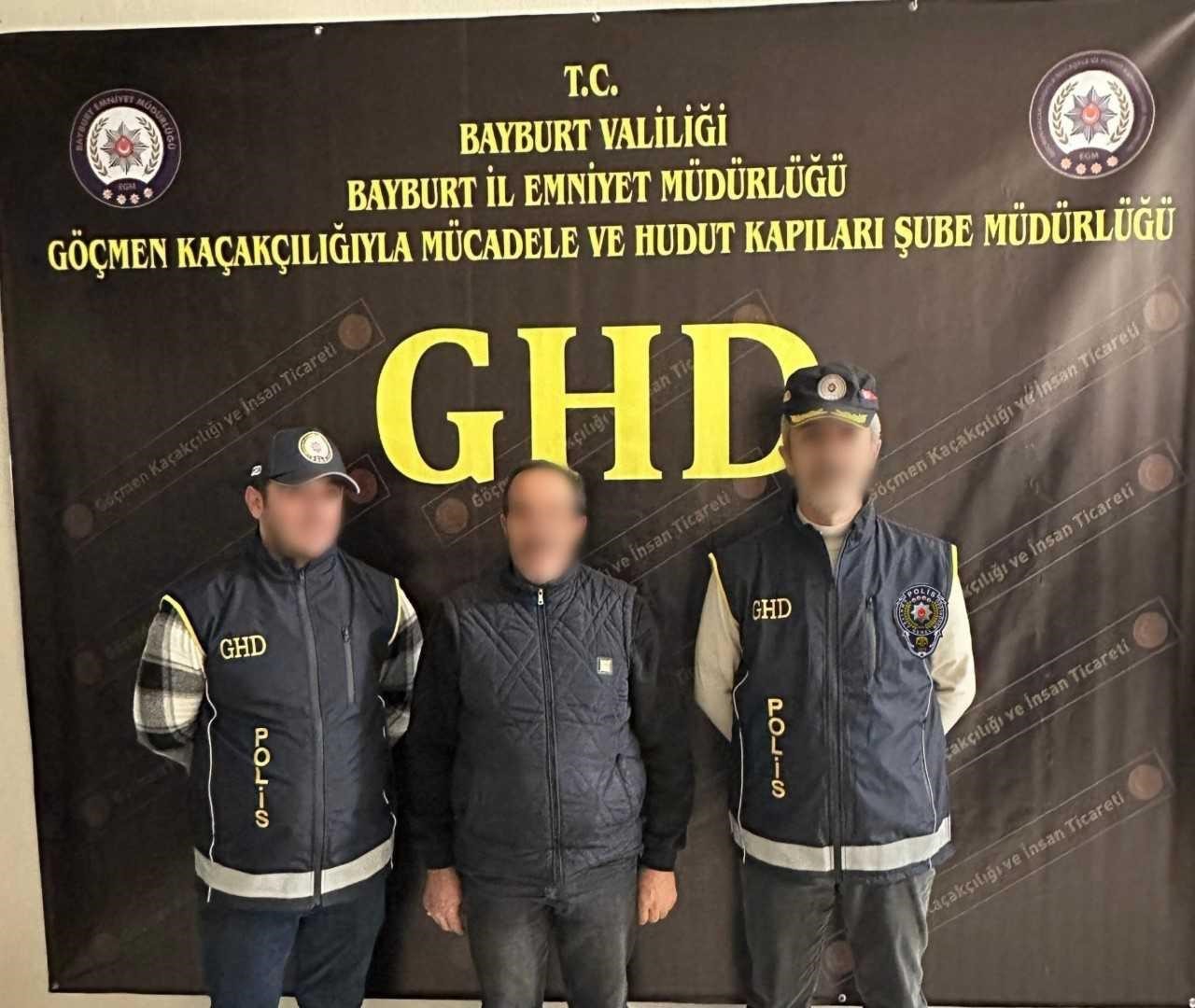 Bayburt’ta 2 düzensiz göçmen ile 1 göçmen kaçakçısı yakalandı