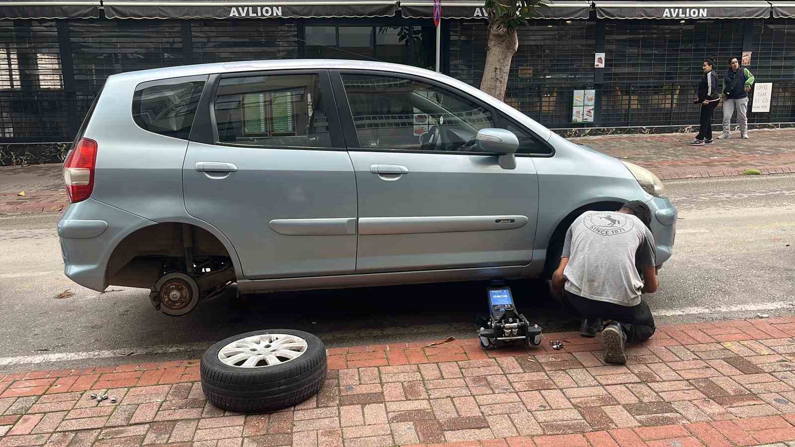 Antalya’da park halindeki yaklaşık 20 aracın lastikleri kesildi