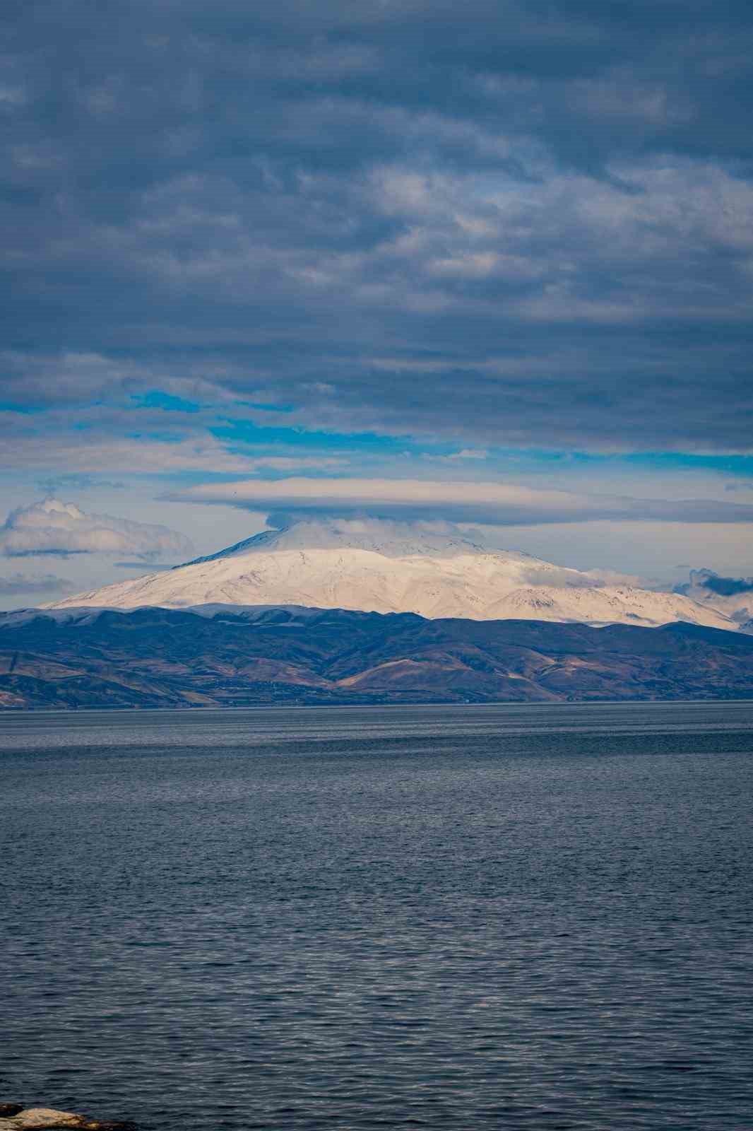 S&uuml;phan Dağı&rsquo;nın zirvesinde mercek bulutu oluştu
