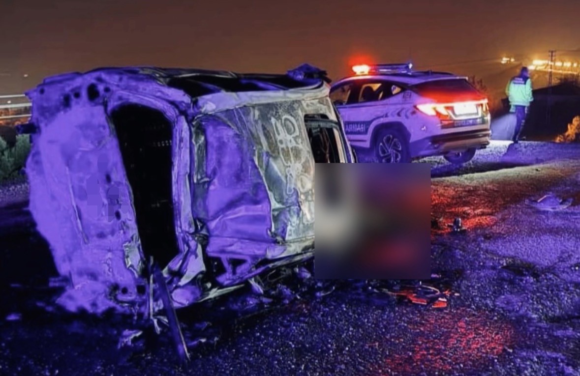 Gaziantep&rsquo;te bariyerlere &ccedil;arparak alev alan ara&ccedil;taki s&uuml;r&uuml;c&uuml; hayatını kaybetti
