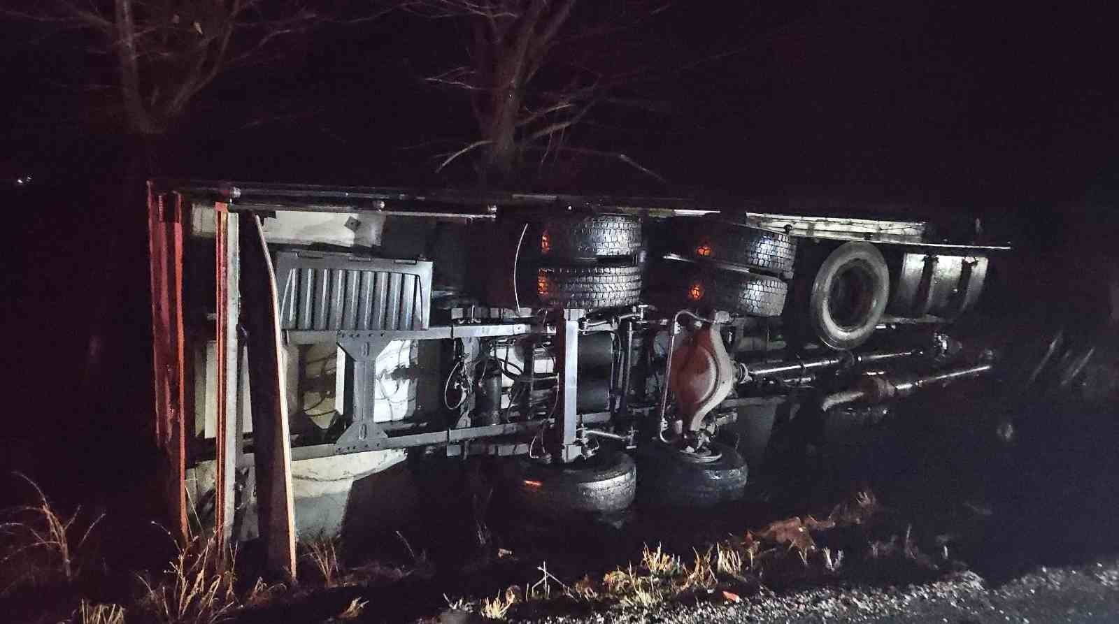 Kamyonla &ccedil;arpışıp şarampole devrilen otomobil s&uuml;r&uuml;c&uuml;s&uuml; hayatını kaybetti
