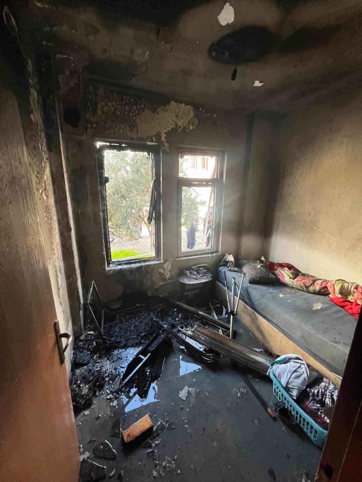 Ayvalık&rsquo;ta ev yangını
