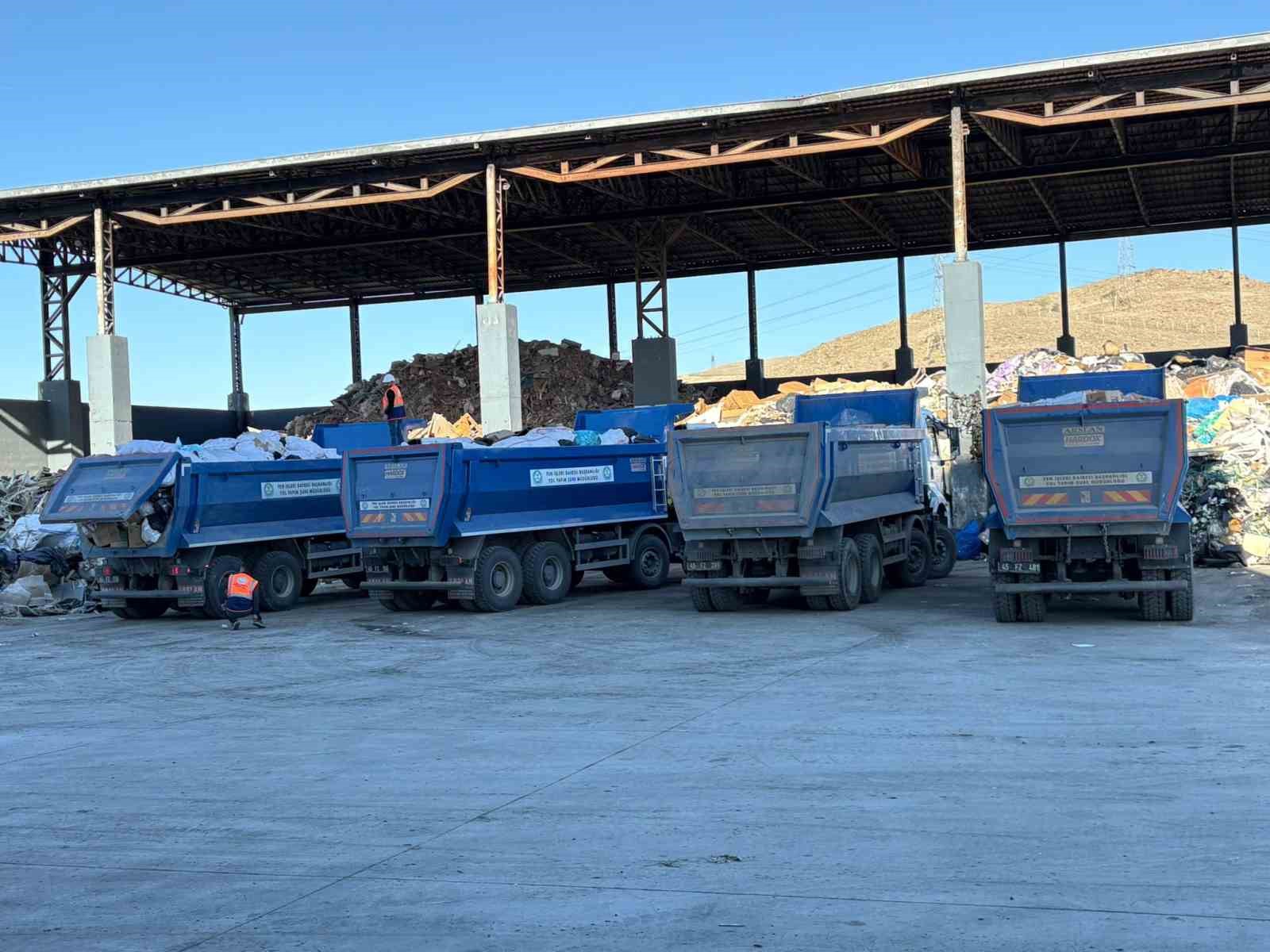 Manisa&rsquo;da 15 ton atık ila&ccedil; doğaya karışmadan imha edildi
