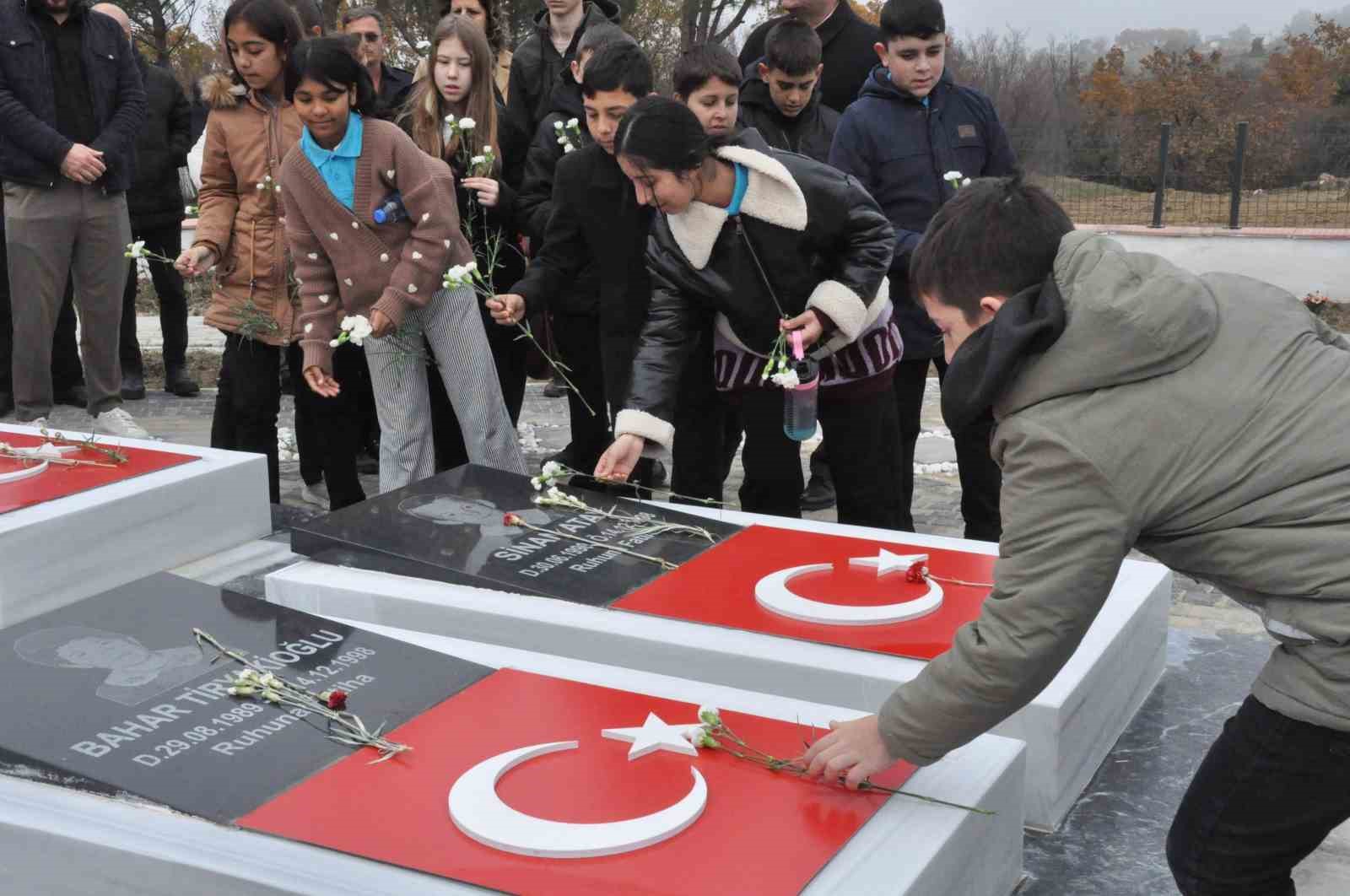 Keşan&rsquo;da trafik kazasında hayatını kaybedenler i&ccedil;in yapılan anıt a&ccedil;ıldı
