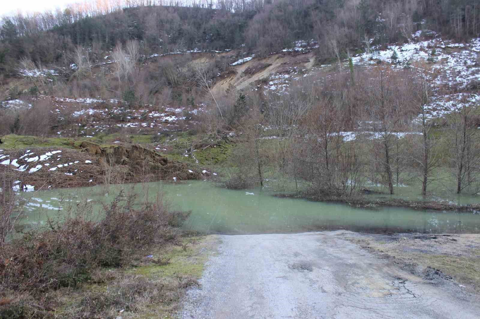 Türkeli’de kapanan yol gölete çıkıyor: Navigasyonla yola giren sürücü faciaya ramak kala durdu