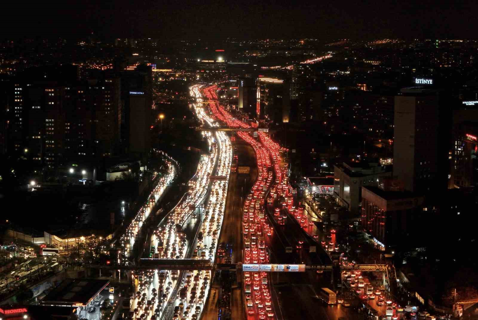 İstanbul&rsquo;da y&uuml;zde 90&rsquo;a ulaşan trafik havadan g&ouml;r&uuml;nt&uuml;lendi

