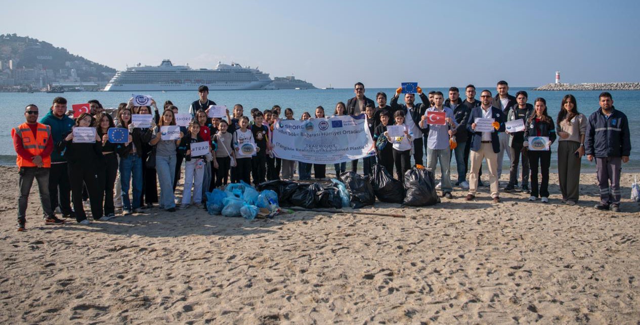 Kuşadası&rsquo;nda S&ouml;keli &ouml;ğrencilerden &ccedil;evreci etkinlik
