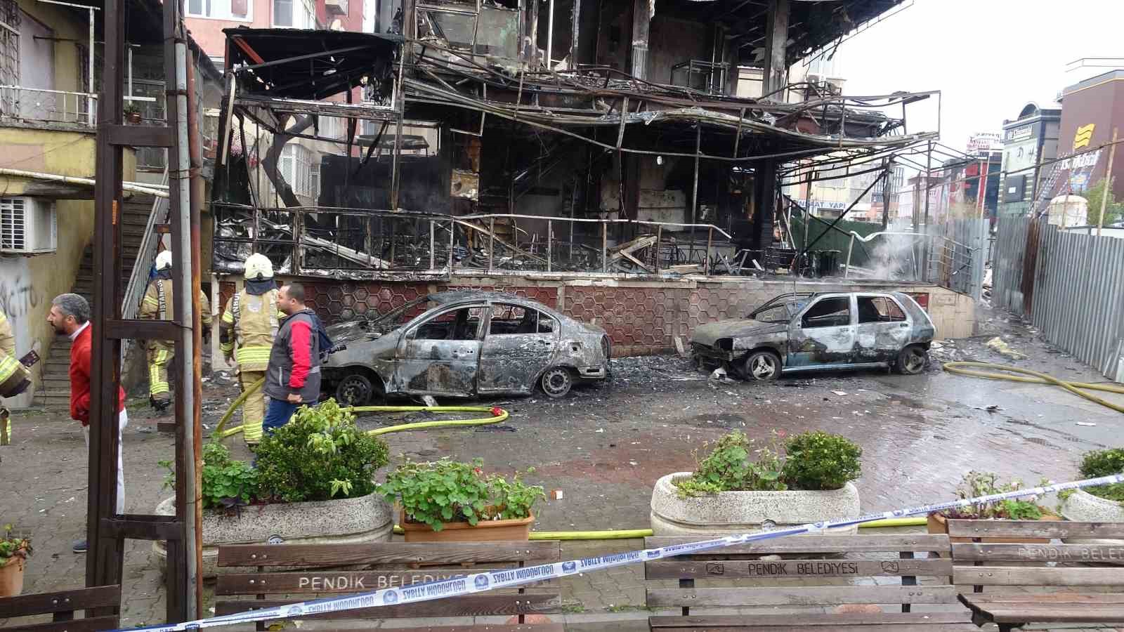 Pendik&rsquo;te ara&ccedil;taki yangın &ccedil;evre binalara sı&ccedil;radı: 2 ara&ccedil; ve kafe k&uuml;le d&ouml;nd&uuml;
