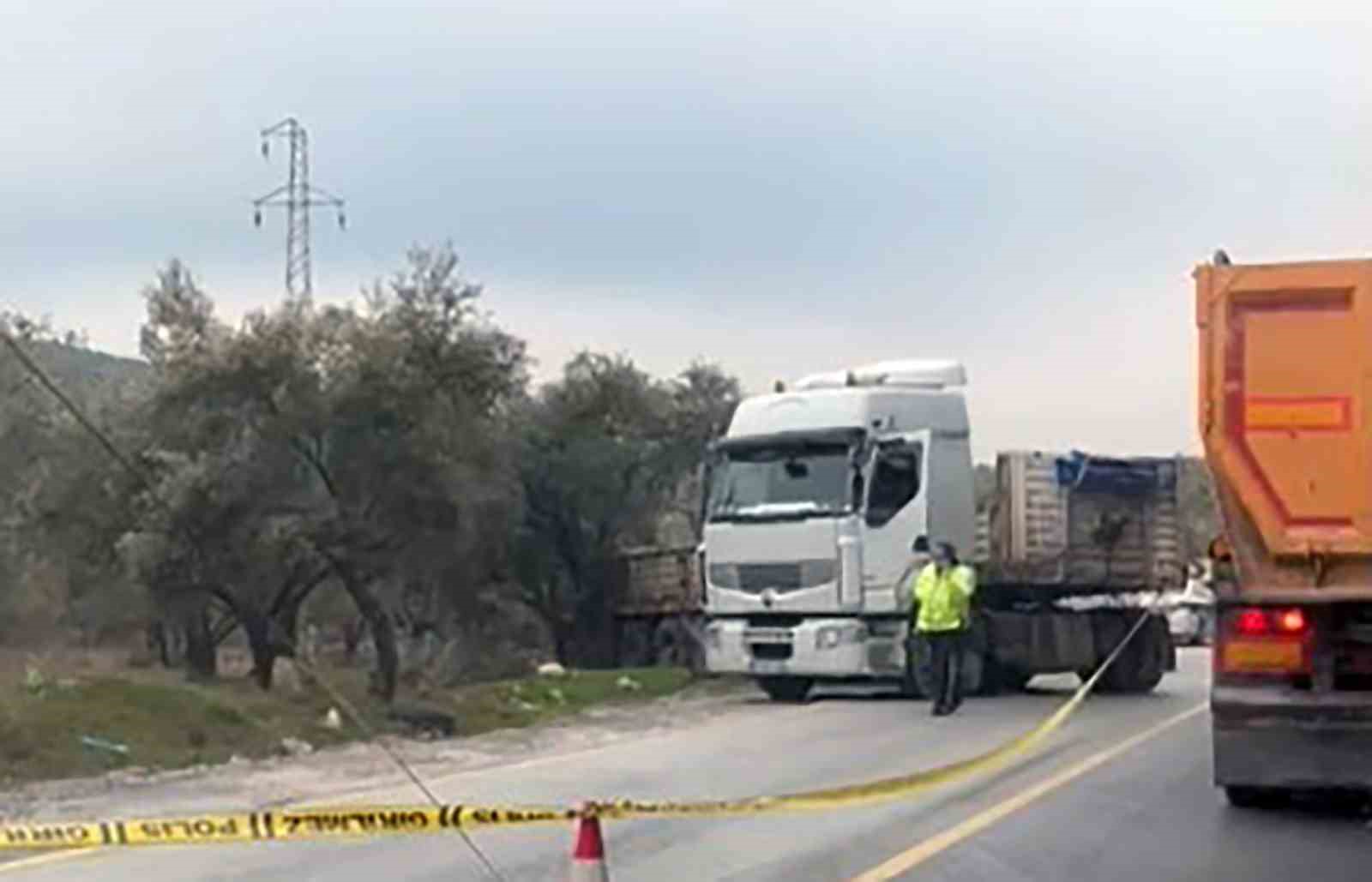 TIR&rsquo;ın altında kalan s&uuml;r&uuml;c&uuml; ağır yaralandı
