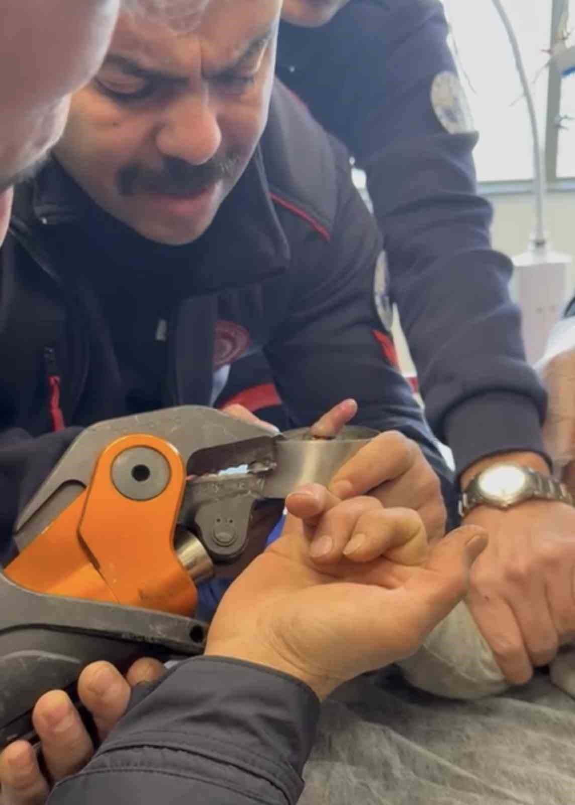 Parmağı çelik küllüğe sıkışan bebeğin imdadına itfaiye yetişti