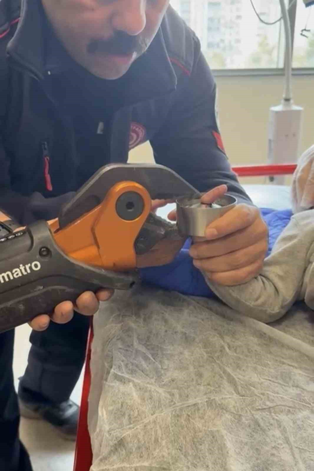 Parmağı &ccedil;elik k&uuml;ll&uuml;ğe sıkışan bebeğin imdadına itfaiye yetişti
