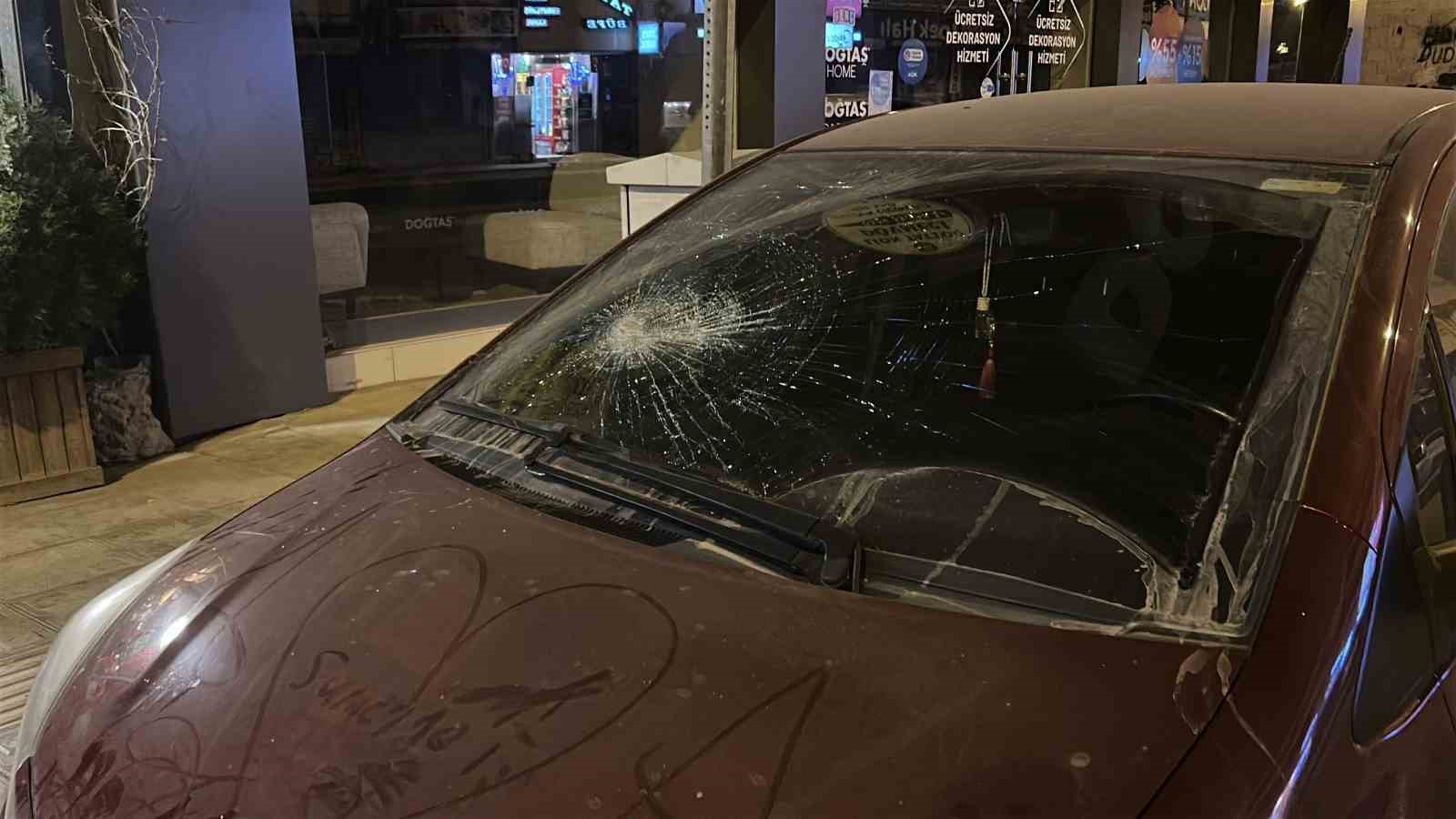 Park halindeki 6 ara&ccedil; ve 4 iş yerinin camlarını taşla kıran alkoll&uuml; şahıs tutuklandı
