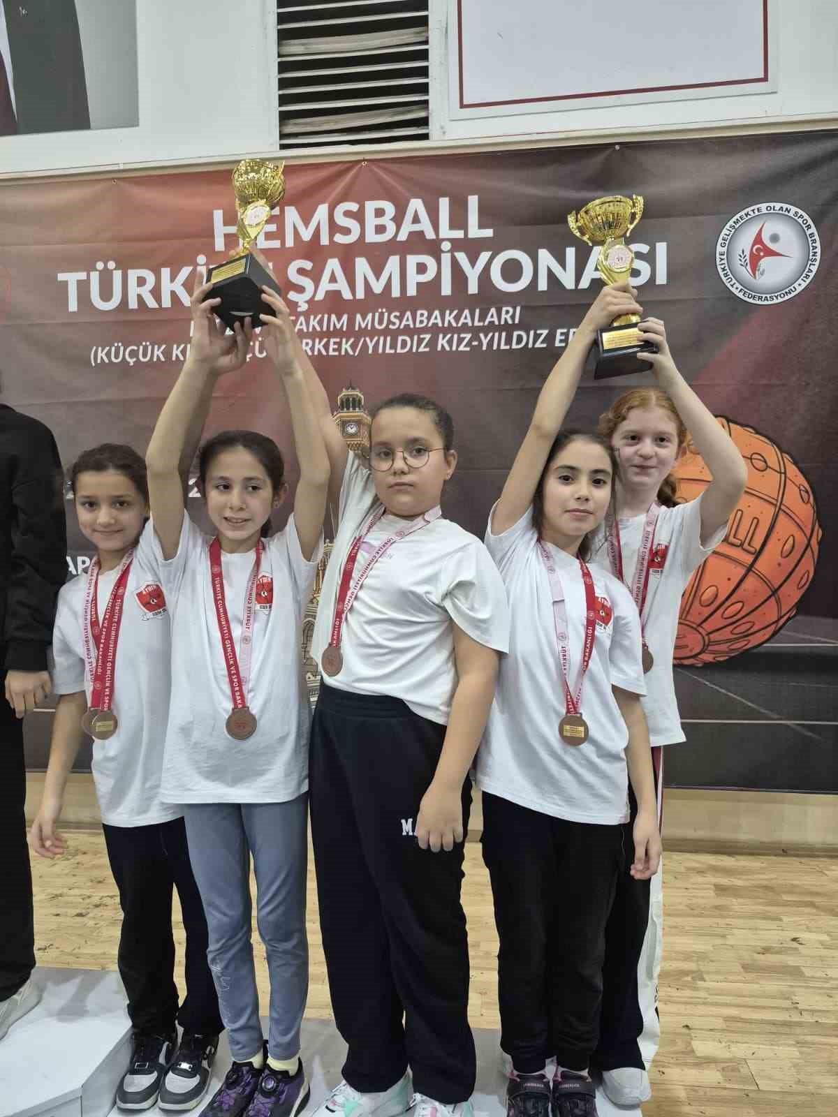 T&uuml;rkiye şampiyonasından madalyalarla d&ouml;nd&uuml;ler
