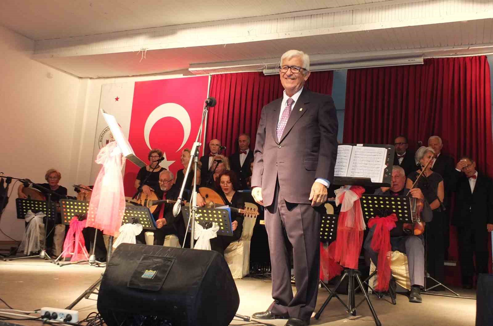 82 yaşındaki emekli m&uuml;steşar koro şefliği yapıyor
