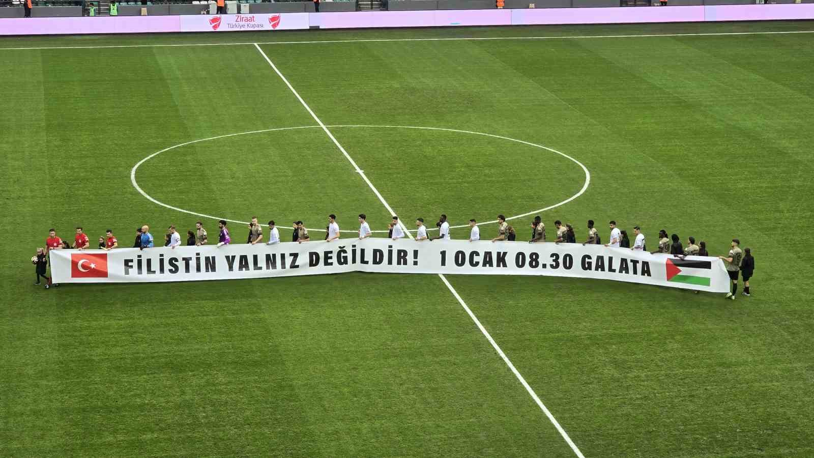 Kocaelispor-Erzurumspor maçında takımlar sahaya Filistin pankartıyla çıktı