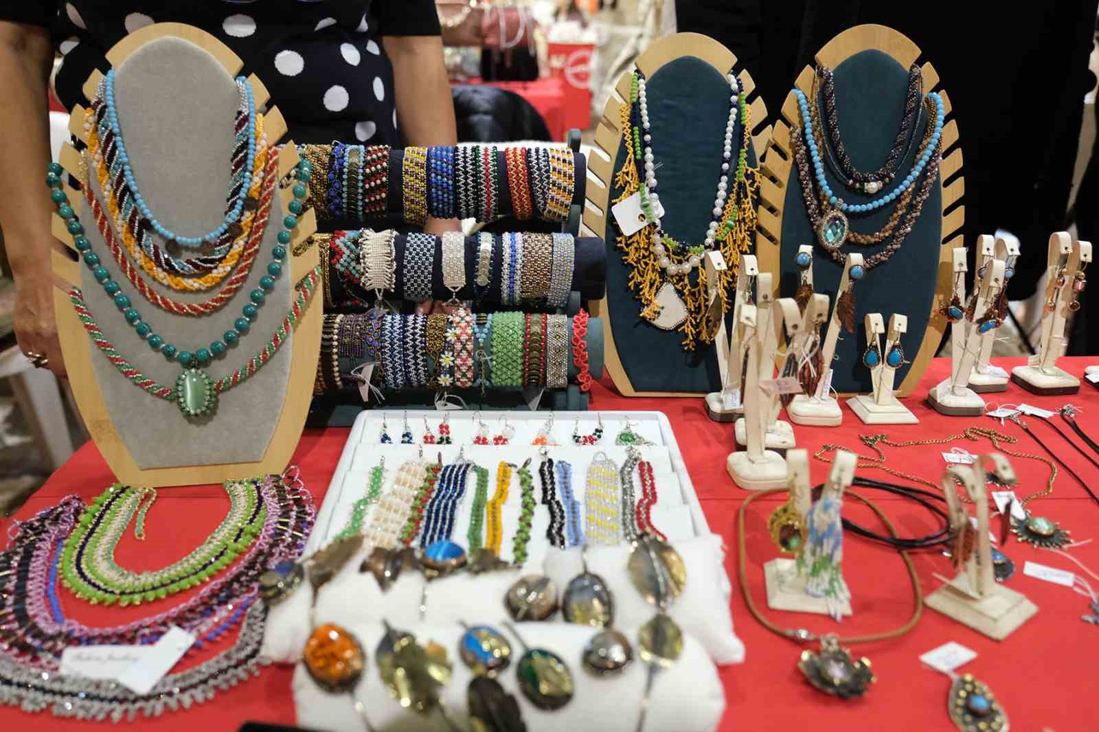 Rengarenk el emeği &uuml;r&uuml;nlerle yeni yıl coşkusu başladı
