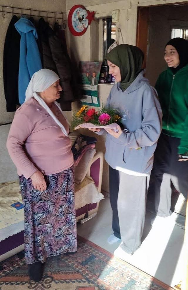 Fidanlar &ccedil;ınarlarla buluşuyor, nesiller arası g&ouml;n&uuml;l k&ouml;pr&uuml;s&uuml; kuruluyor
