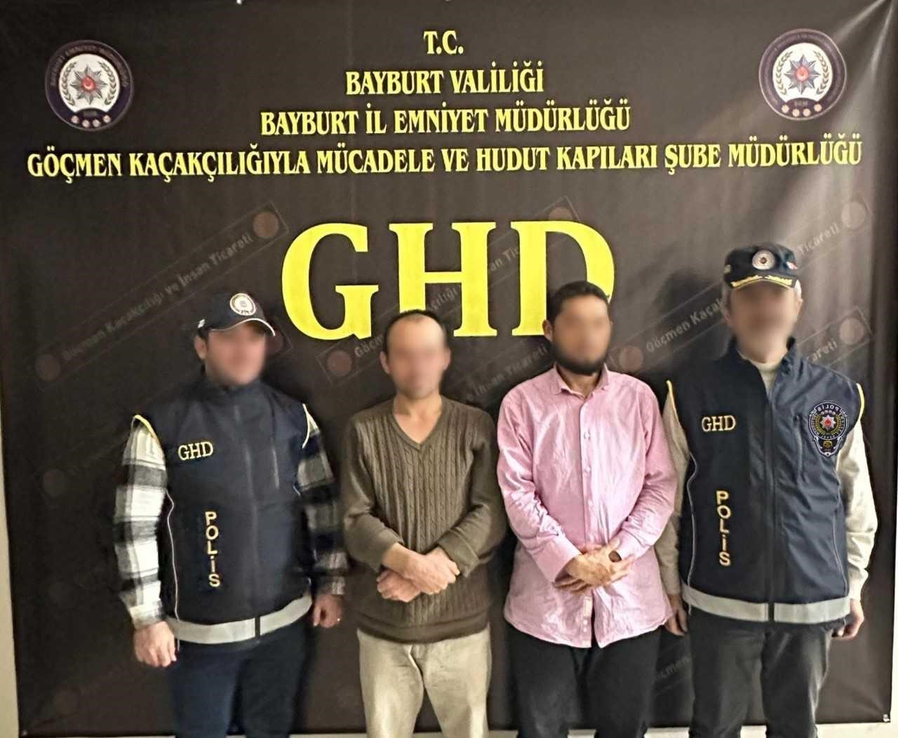 Bayburt&rsquo;ta 2 d&uuml;zensiz g&ouml;&ccedil;men ile 1 g&ouml;&ccedil;men ka&ccedil;ak&ccedil;ısı yakalandı

