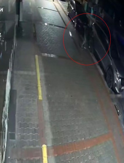 Antalya&rsquo;da park halindeki yaklaşık 20 aracın lastikleri kesildi
