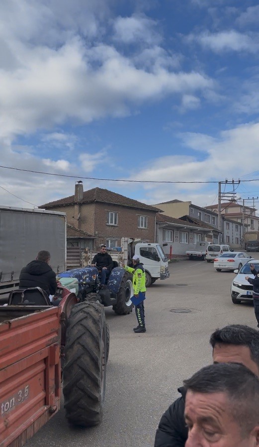 Mudanya&rsquo;da imar krizi b&uuml;y&uuml;yor: Yıkım trakt&ouml;rlerle kurulan barikatla durduruldu
