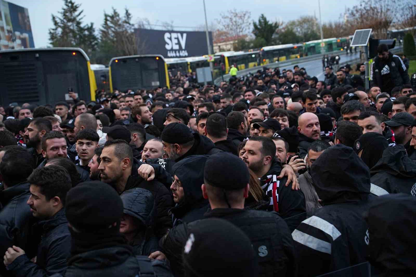 Beşiktaşlı taraftarlar Kadık&ouml;y&rsquo;e geldi
