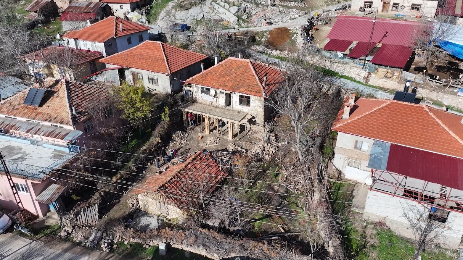 Isparta&rsquo;da yaşlı kadının 70 yıllık evi daha g&uuml;venli bir yuvaya d&ouml;n&uuml;şt&uuml;r&uuml;ld&uuml;
