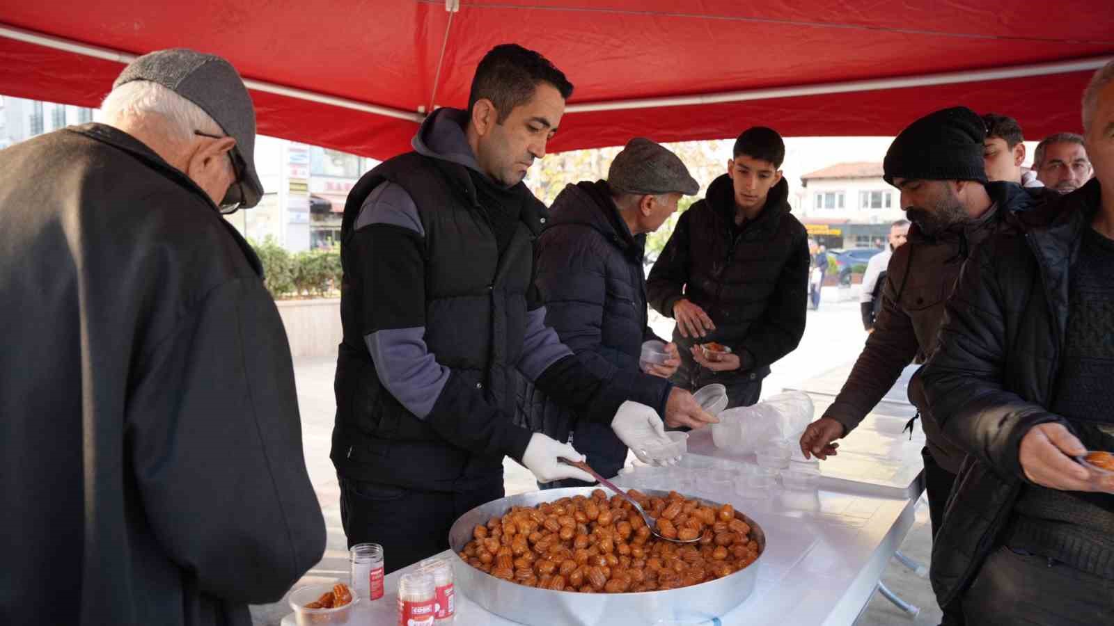 Vali Ustaoğlu, Sındırgı&rsquo;da yıkım ve ge&ccedil;ici ticaret alanını inceledi
