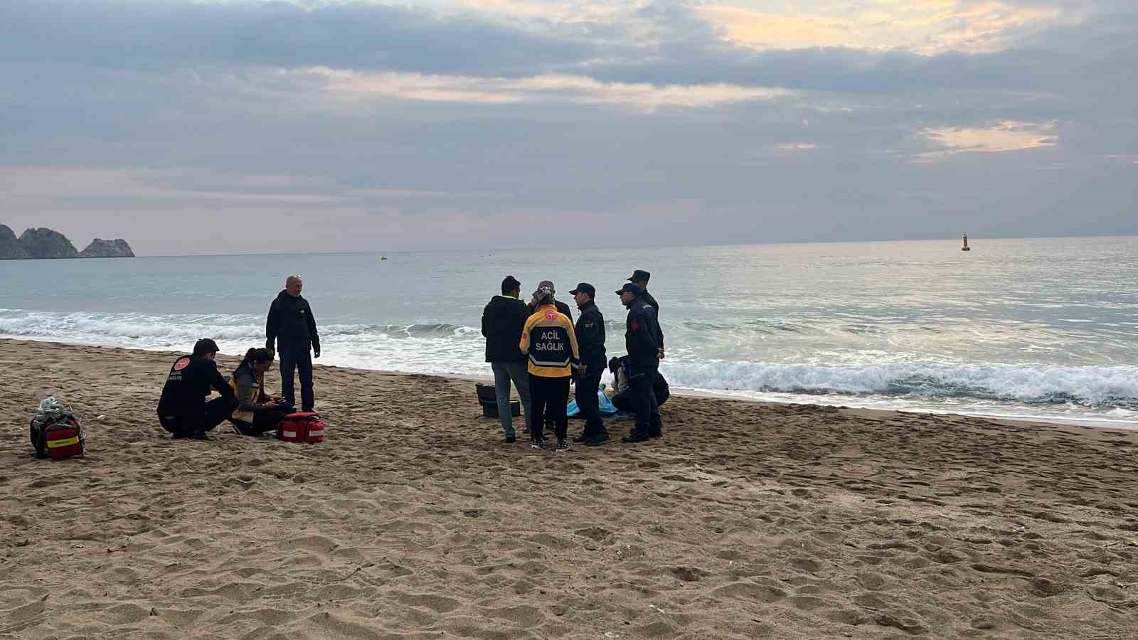 Alanya&rsquo;da sahilde bir kadın &ouml;l&uuml; bulundu
