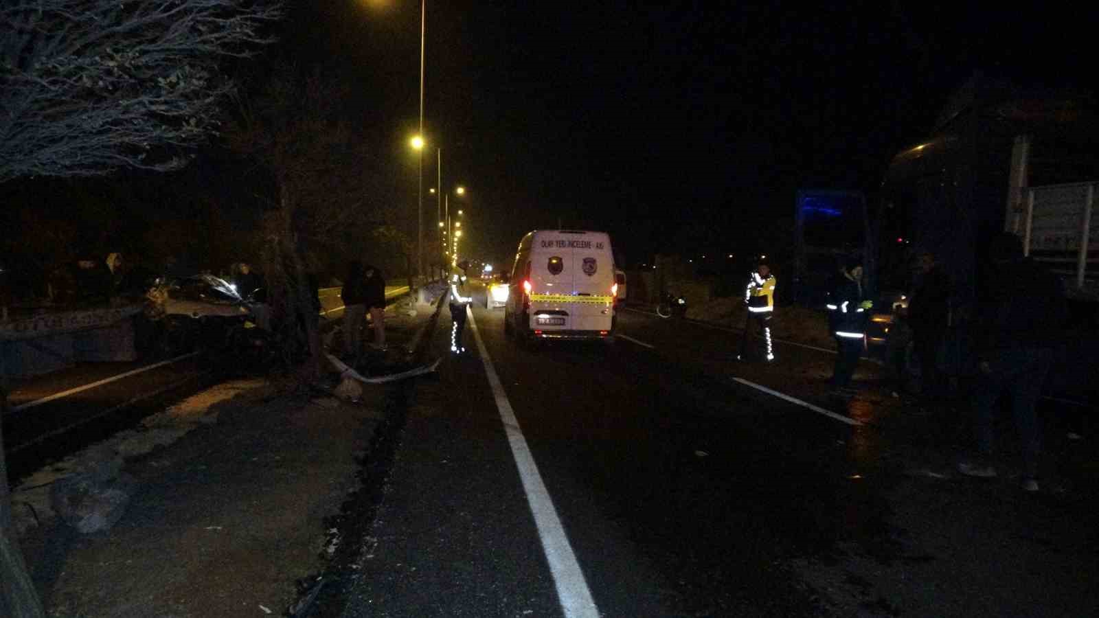 Park halindeki tıra &ccedil;arpan otomobil hurdaya d&ouml;nd&uuml;: 2 yaralı
