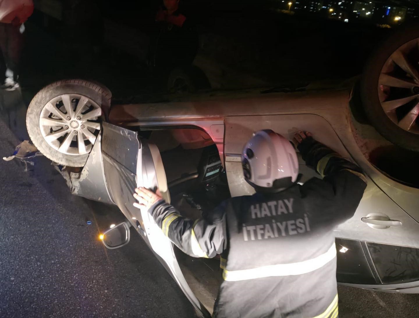 Hassa&rsquo;da ters d&ouml;nen otomobilin s&uuml;r&uuml;c&uuml;s&uuml; yaralandı
