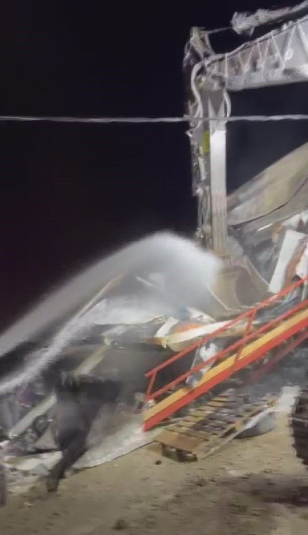 İş&ccedil;ilerin kaldığı konteyner yatakhane alevlere teslim oldu
