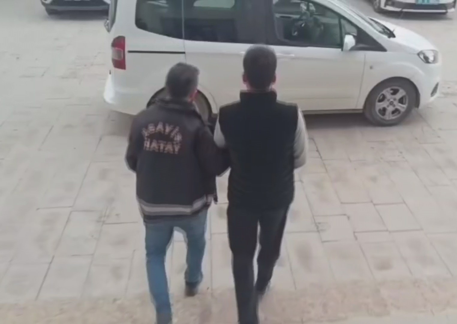 Camekandaki cep telefonunu kaşla g&ouml;z arasında &ccedil;alan hırsızın o anları kamerada
